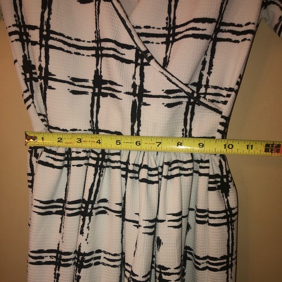 Short dress - Picture 3 of 4